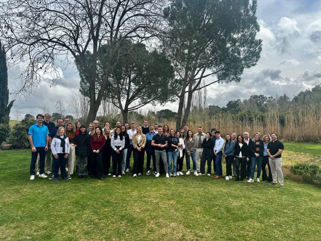 Equipo de Integrated Systems Europe durante la campaña “Conexión restaurada”, reconocida con el premio Sammy 2025 por su impacto en el sector audiovisual.